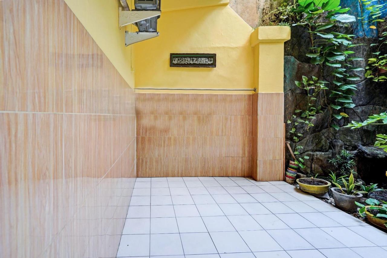 Reddoorz Syariah Near Jembatan Merah Plaza Krembangan Exterior photo