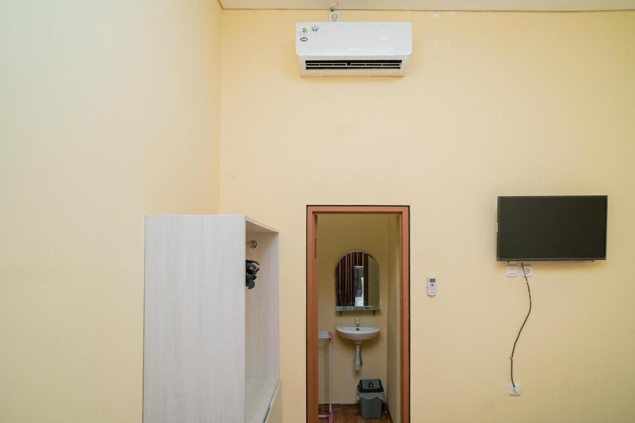 Reddoorz Syariah Near Jembatan Merah Plaza Krembangan Exterior photo