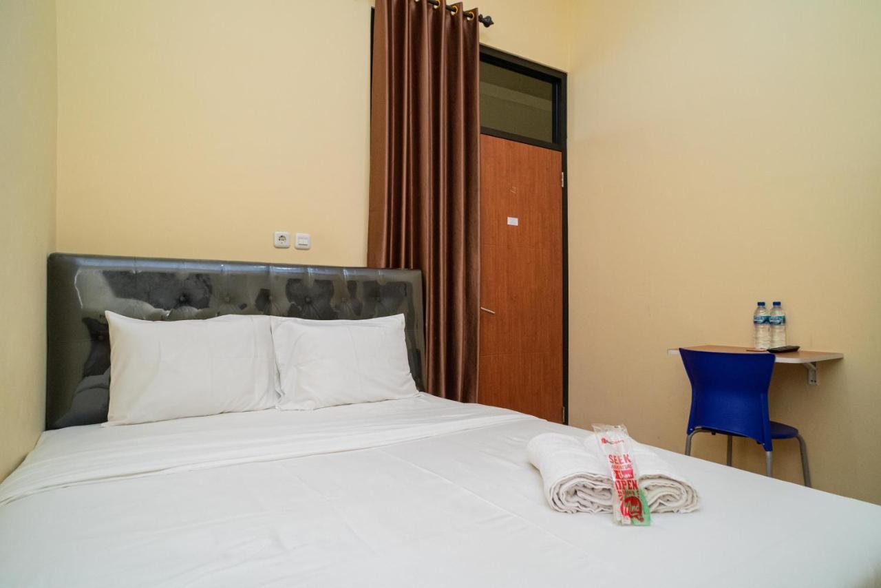 Reddoorz Syariah Near Jembatan Merah Plaza Krembangan Exterior photo